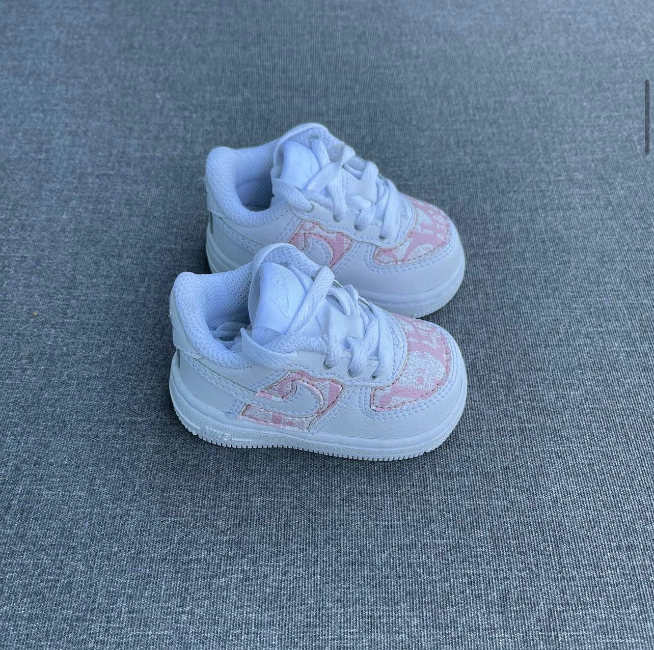 White AF1 x CD Pink KLITTENBAND SCHOENEN